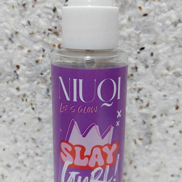 Парфумований блискучий спрей для тіла Niuqi Slay Gurl з сріблястими блискітками, 100 мл