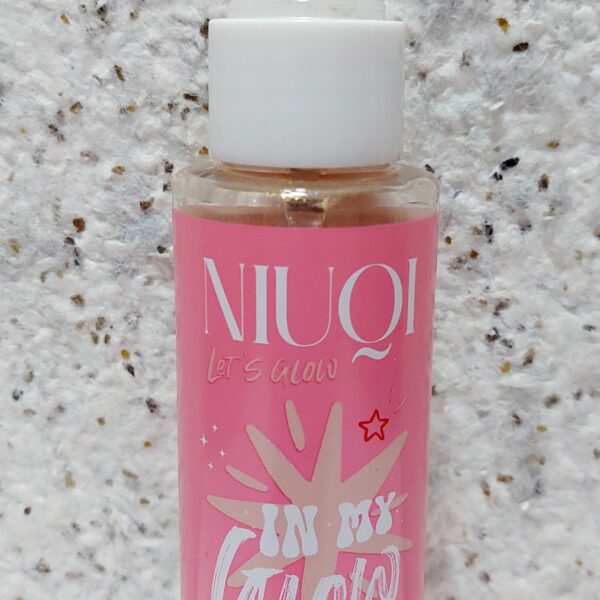 Парфумований блискучий спрей для тіла Niuqi In My Glow Era з золотистими блискітками, 100 мл